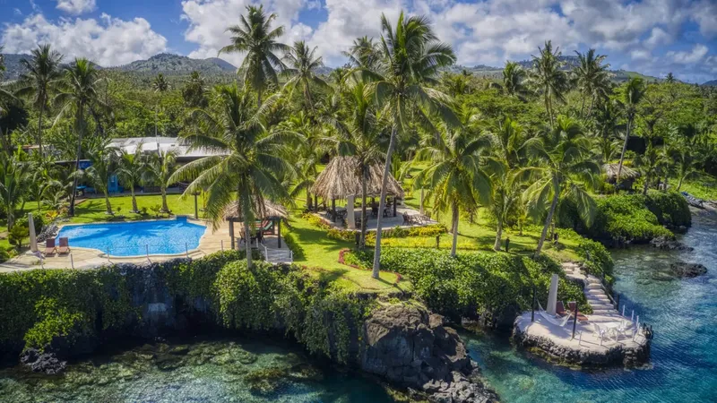 Vue aérienne d'un centre de plongée avec piscine et accès mer