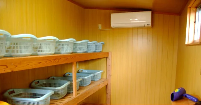 Etagères avec bacs de rincage et climatisation dans un local