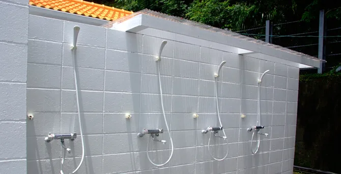 Douches extérieures en béton blanc pour se rincer après la plongée