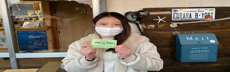 Jeune femme souriante avec un masque et un billet vert