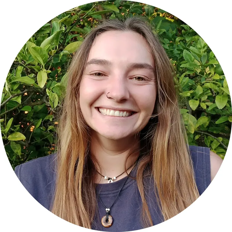 Portrait souriant d'une jeune femme aux cheveux longs et bruns