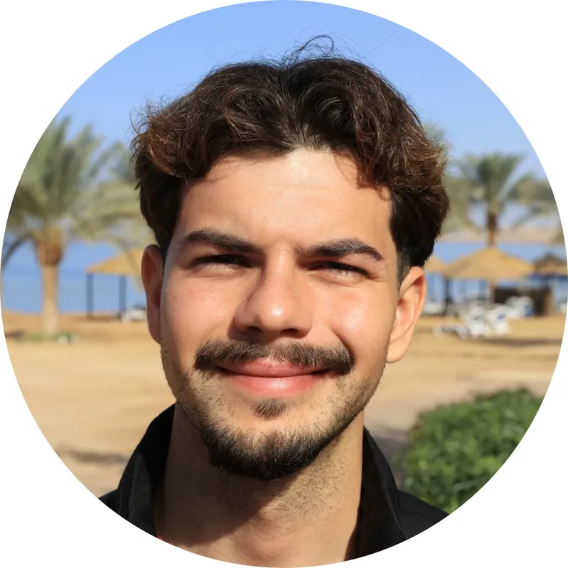 Portrait d'un jeune homme souriant avec une plage en arrière-plan