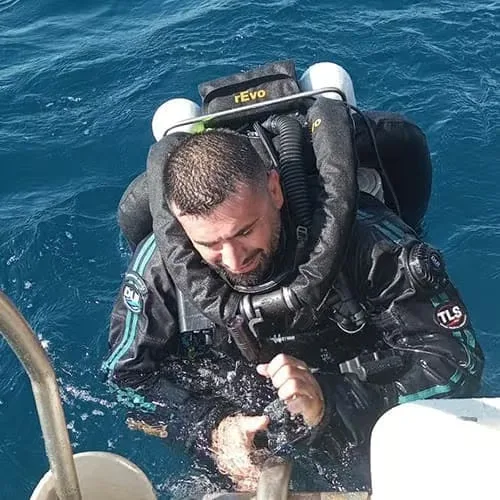 Plongeur en préparation, équipé, montant à bord d'un bateau