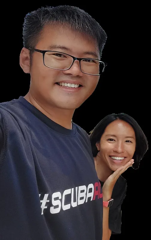 Deux personnes souriantes, un homme et une femme, posent pour la photo