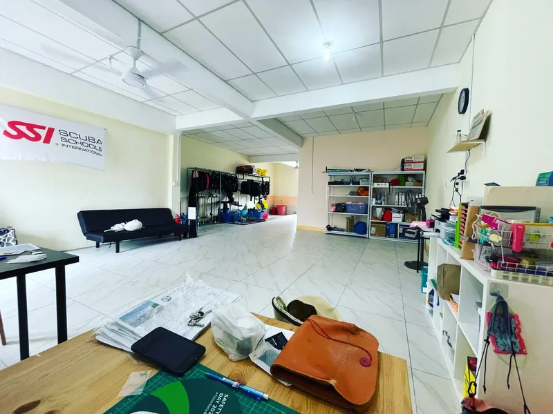 Intérieur d'un centre de plongée avec équipement et logo SSI visible