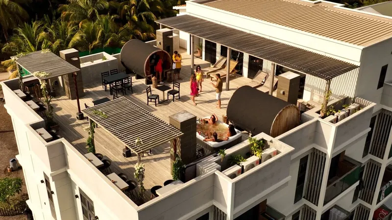 Terrasse aménagée avec des personnes se relaxant et discutant au soleil