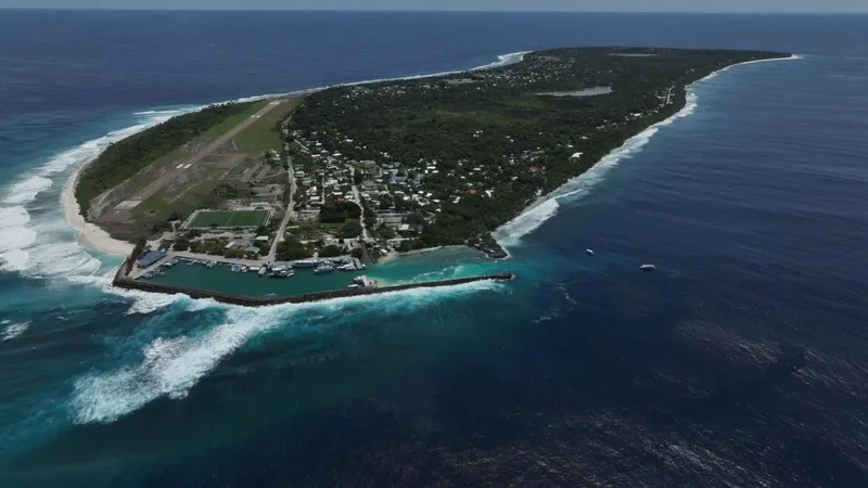 Vue aérienne d'une île avec un port, des bateaux et une piste d'atterrissage