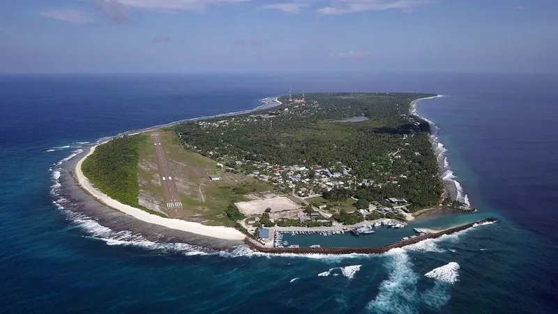 Vue aérienne d'une île tropicale avec un port et une piste d'atterrissage