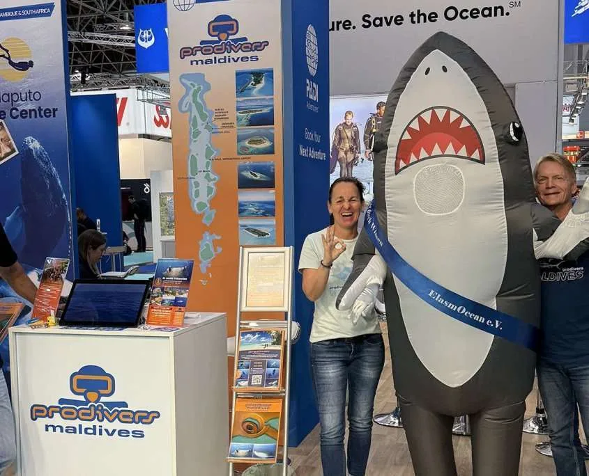 Stand de centre de plongée avec personne déguisée en requin