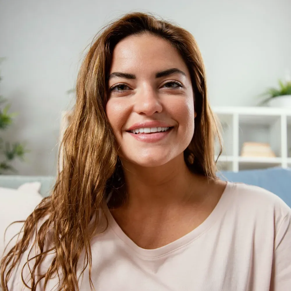 Portrait d'une femme souriante aux cheveux bruns et longs