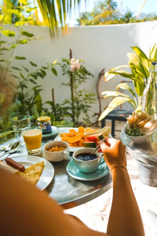 Petit déjeuner avec fruits, café et viennoiseries en extérieur