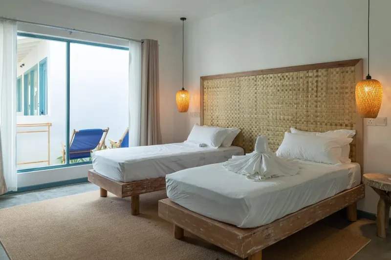 Chambre d'hôtel avec deux lits simples et vue sur l'extérieur