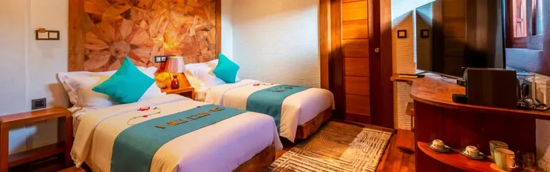 Chambre d'hôtel avec deux lits, décoration bois et ambiance chaleureuse