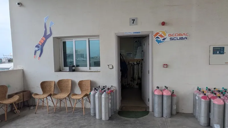 Façade d'un centre de plongée avec bouteilles et matériel visible