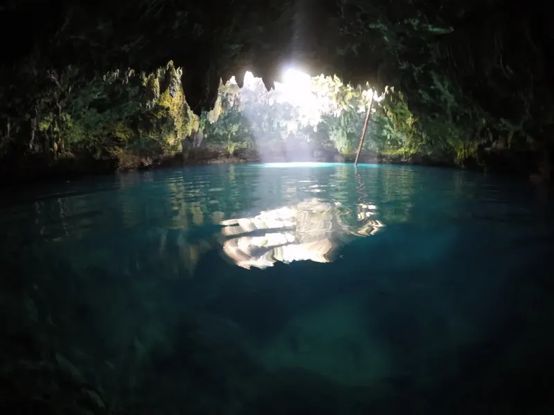 Grotte sous-marine éclairée par un rayon de lumière, eau turquoise