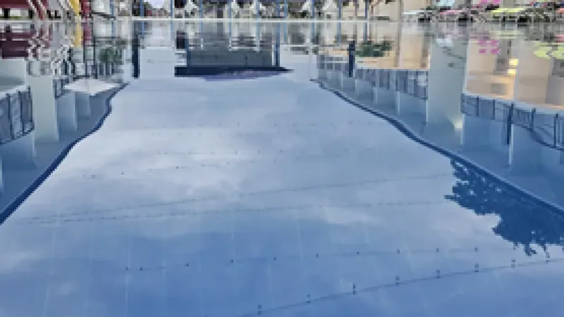 Reflets dans l'eau d'une piscine ou d'un lagon calme
