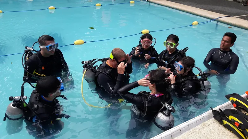 Groupe de plongeurs en formation dans une piscine, équipement complet