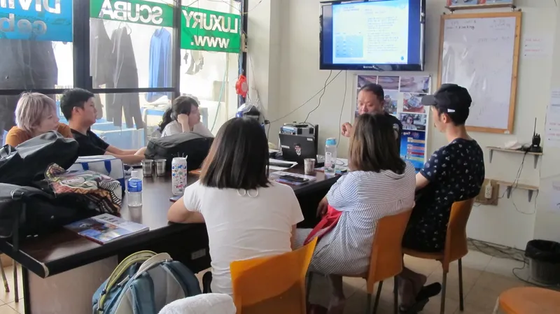 Groupe de personnes en formation dans un intérieur clair et fonctionnel