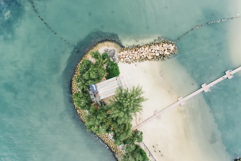 Vue aérienne d'un centre de plongée avec ponton et végétation tropicale