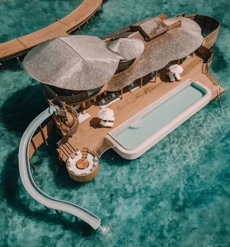 Structure de loisirs flottante avec piscine, toboggan et terrasses en bois