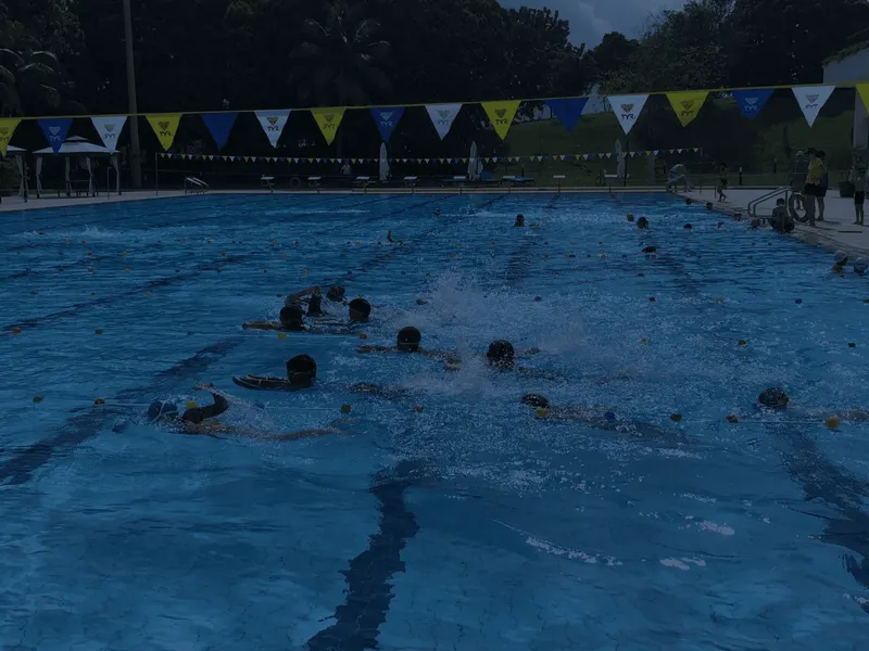 Groupe de personnes en maillots de bain dans une piscine extérieure