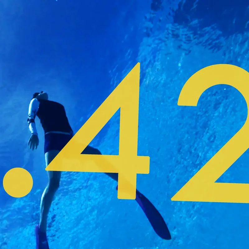 Plongeur en arrière-plan avec le chiffre 42 en grand au premier plan