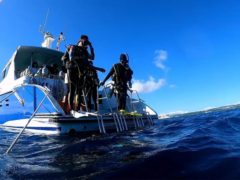 Plongeurs s'équipent sur le bateau pour une sortie en mer