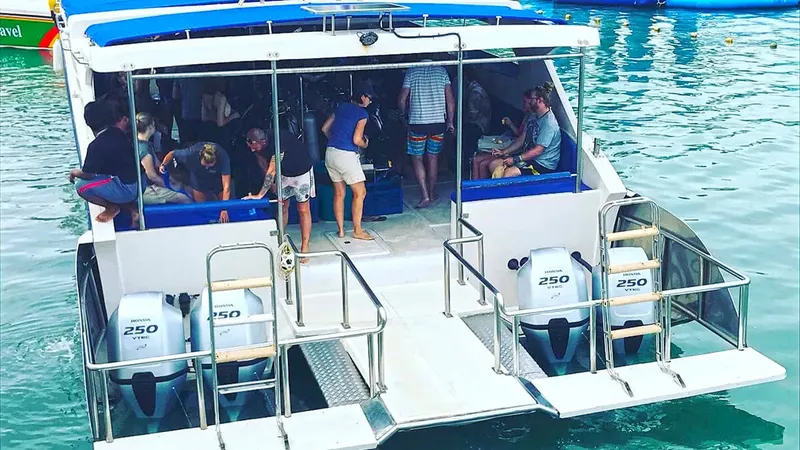 Groupe de plongeurs se préparant à bord d'un bateau en mer