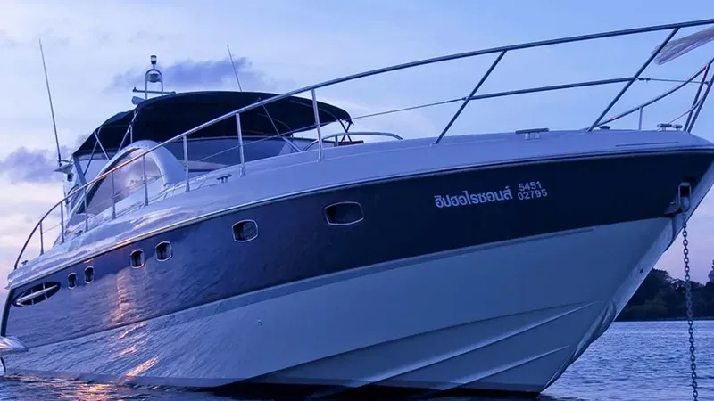 Grand yacht blanc amarré sur une eau calme et bleue