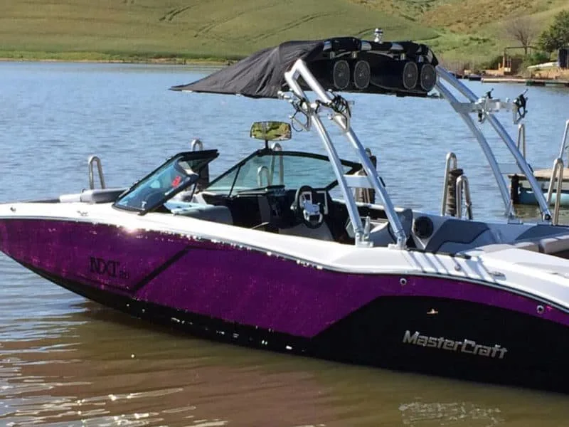 Bateau à moteur violet amarré sur un plan d'eau calme