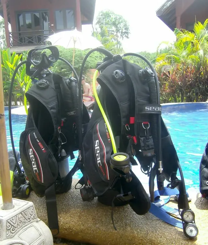 Equipement de plongée Seac prêt à l'emploi au bord d'une piscine