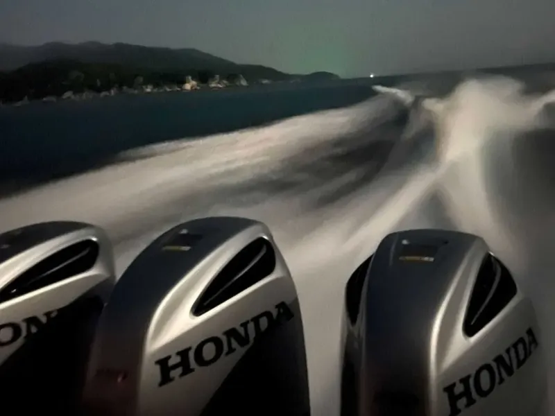 Moteurs hors-bord Honda en pleine navigation sur une mer calme