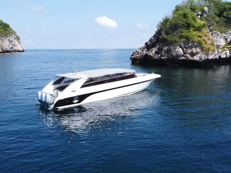 Vitesse et liberté sur l'eau, bateau rapide en mer turquoise