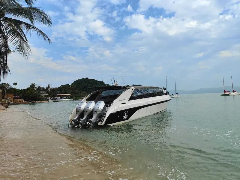 Vitesse et luxe : bateau à moteur amarré sur une plage tropicale