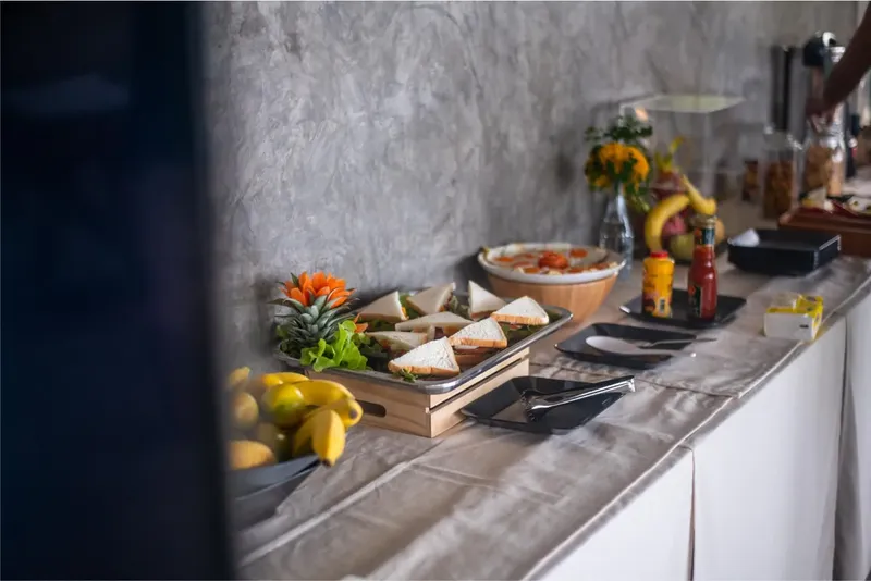 Buffet avec sandwichs, fruits, salade et boissons sur table