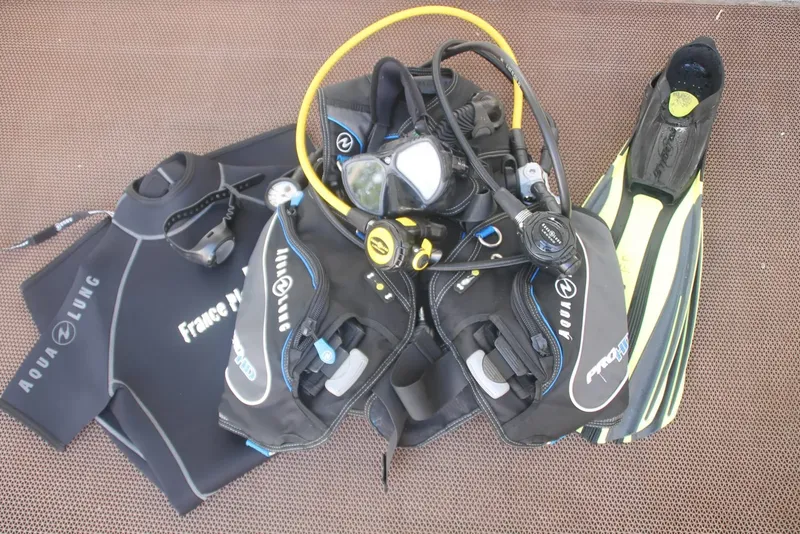Equipement de plongée complet : masque, détendeur, gilet, palmes et combinaison
