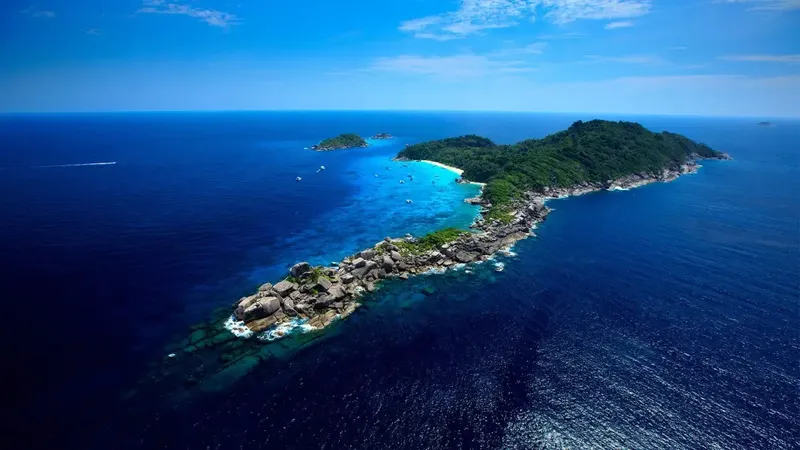 Vue aérienne d'une île tropicale avec des eaux turquoise et végétation