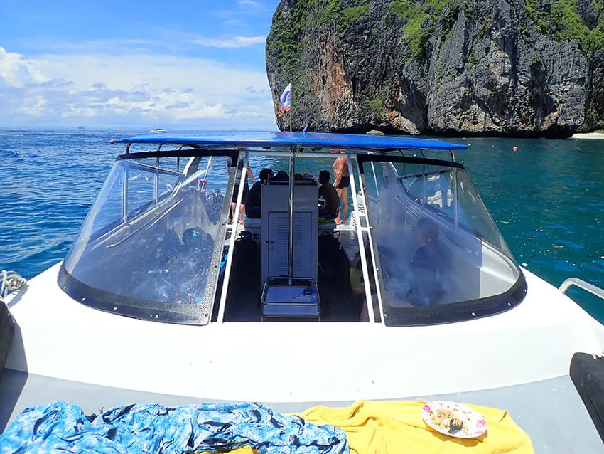 Vue depuis un bateau de plongée avec des passagers et un paysage marin