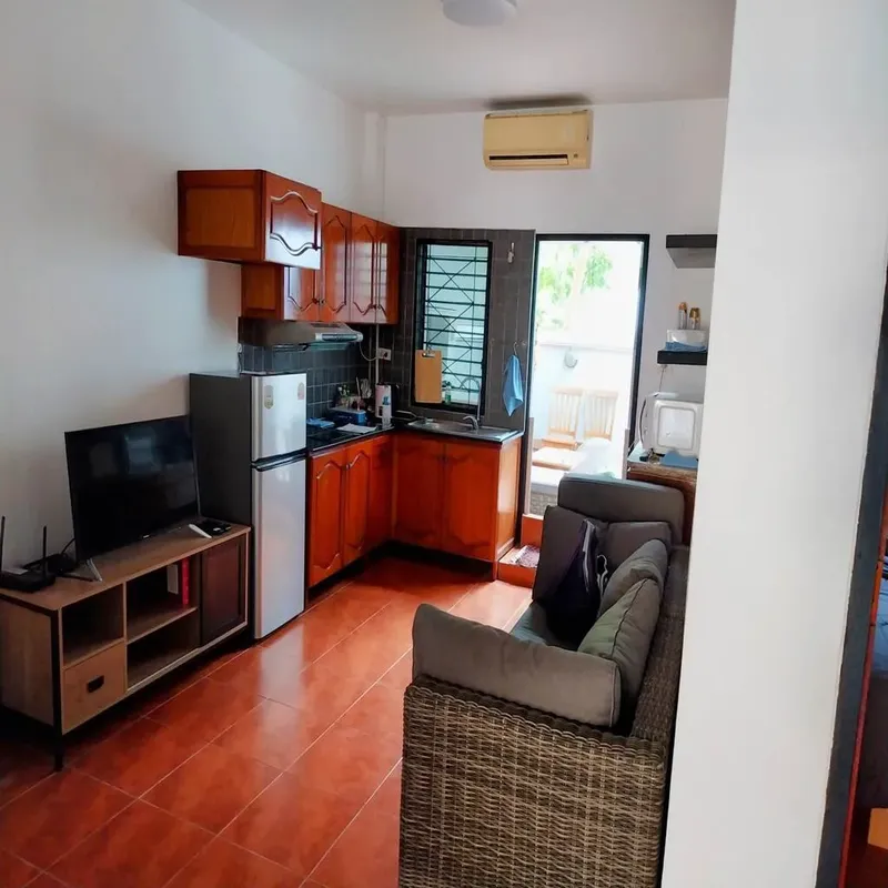 Interieur d'un logement avec cuisine, salon et climatisation