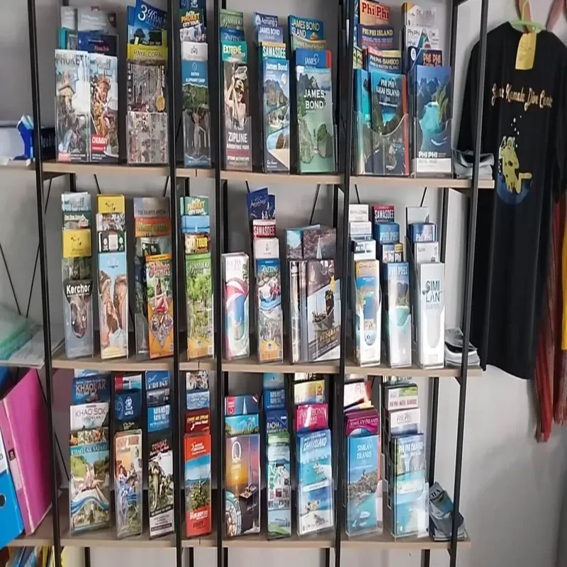 Rayonnages remplis de brochures touristiques colorées pour diverses excursions
