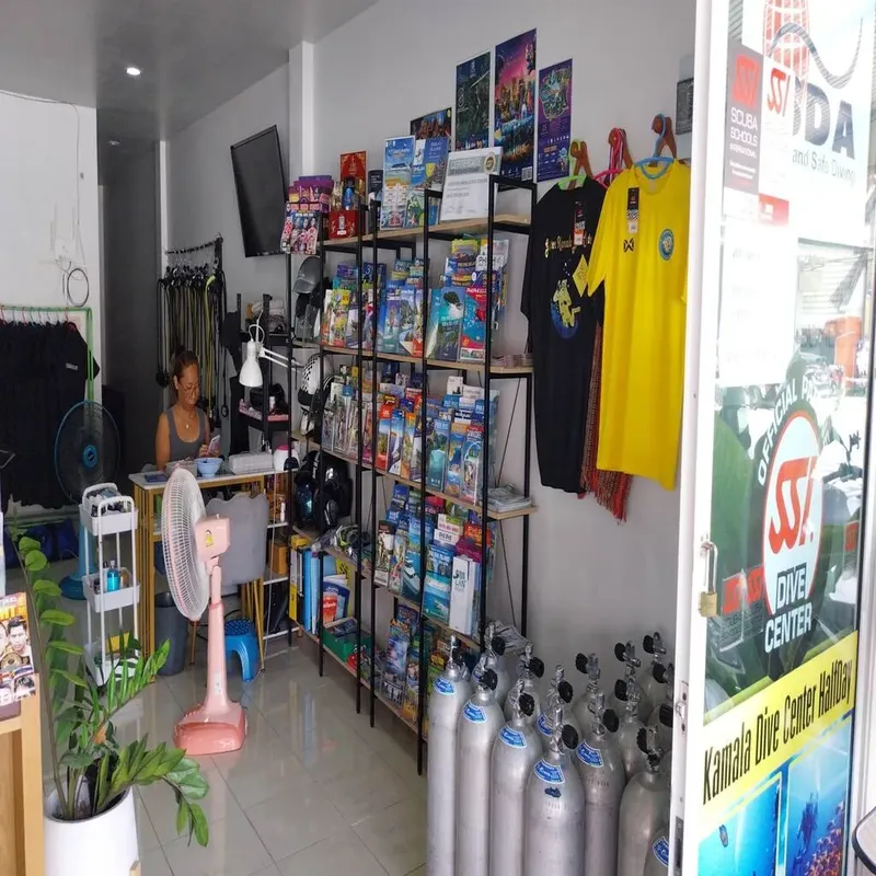 Interieur d'un centre de plongee avec boutique, equipement et personnel