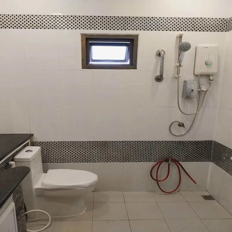 Salle de bain carreee, douche, toilettes, carrelage blanc et noir