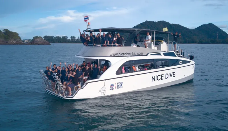 Groupe de plongeurs sur un bateau blanc en mer calme