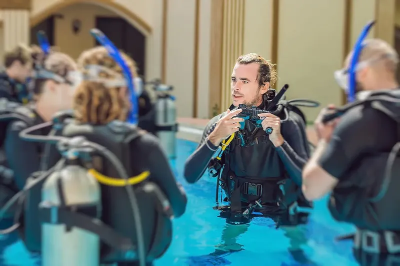 Formation plongée en piscine avec instructeur et participants équipés