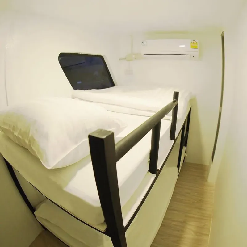Lit superposé dans une chambre blanche simple et fonctionnelle
