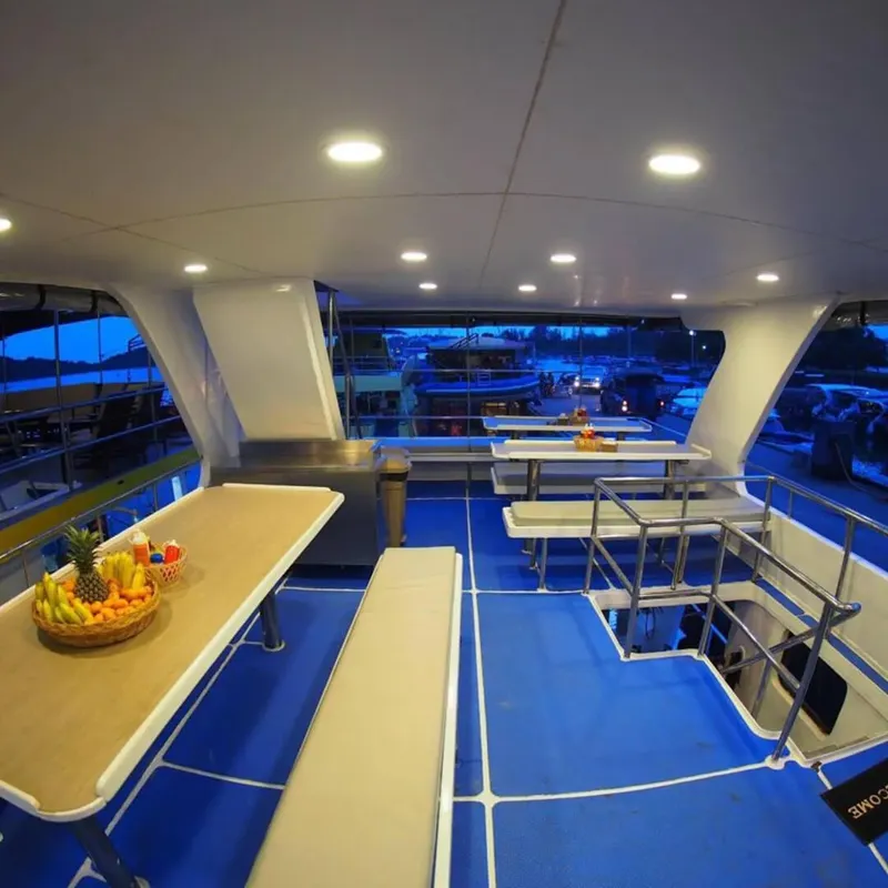 Intérieur d'un bateau de plongée avec des tables et des fruits frais