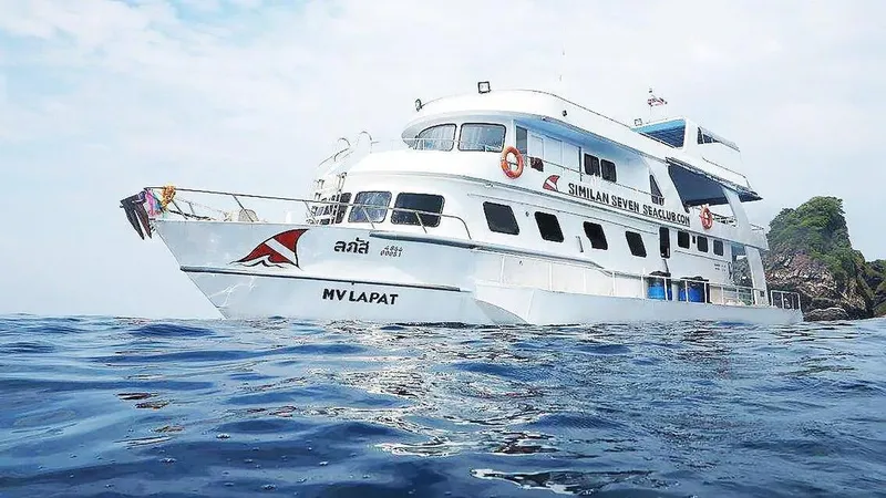 Grand bateau de plongée blanc et bleu sur une mer calme