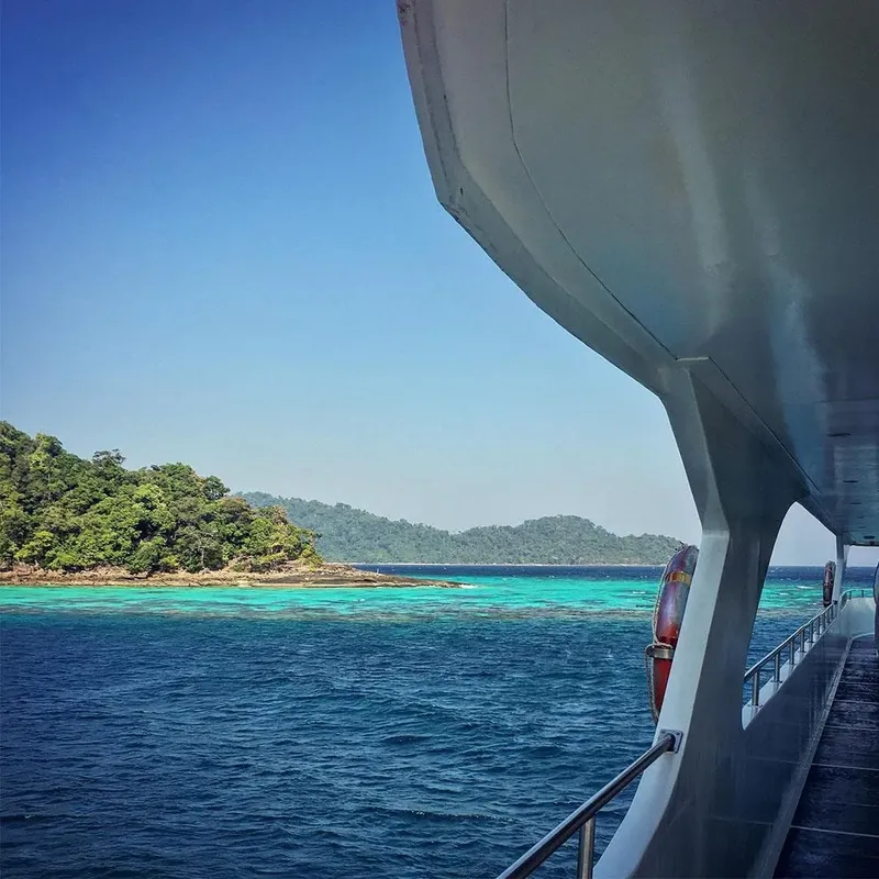 Vue depuis un bateau sur une île tropicale et mer turquoise
