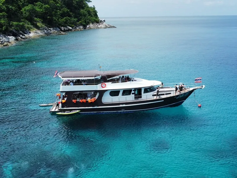 Grand bateau de plongée amarré dans une eau turquoise claire