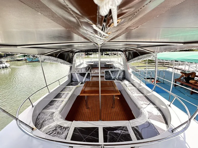 Intérieur d'un bateau de plongée avec des sièges et un pont en bois
